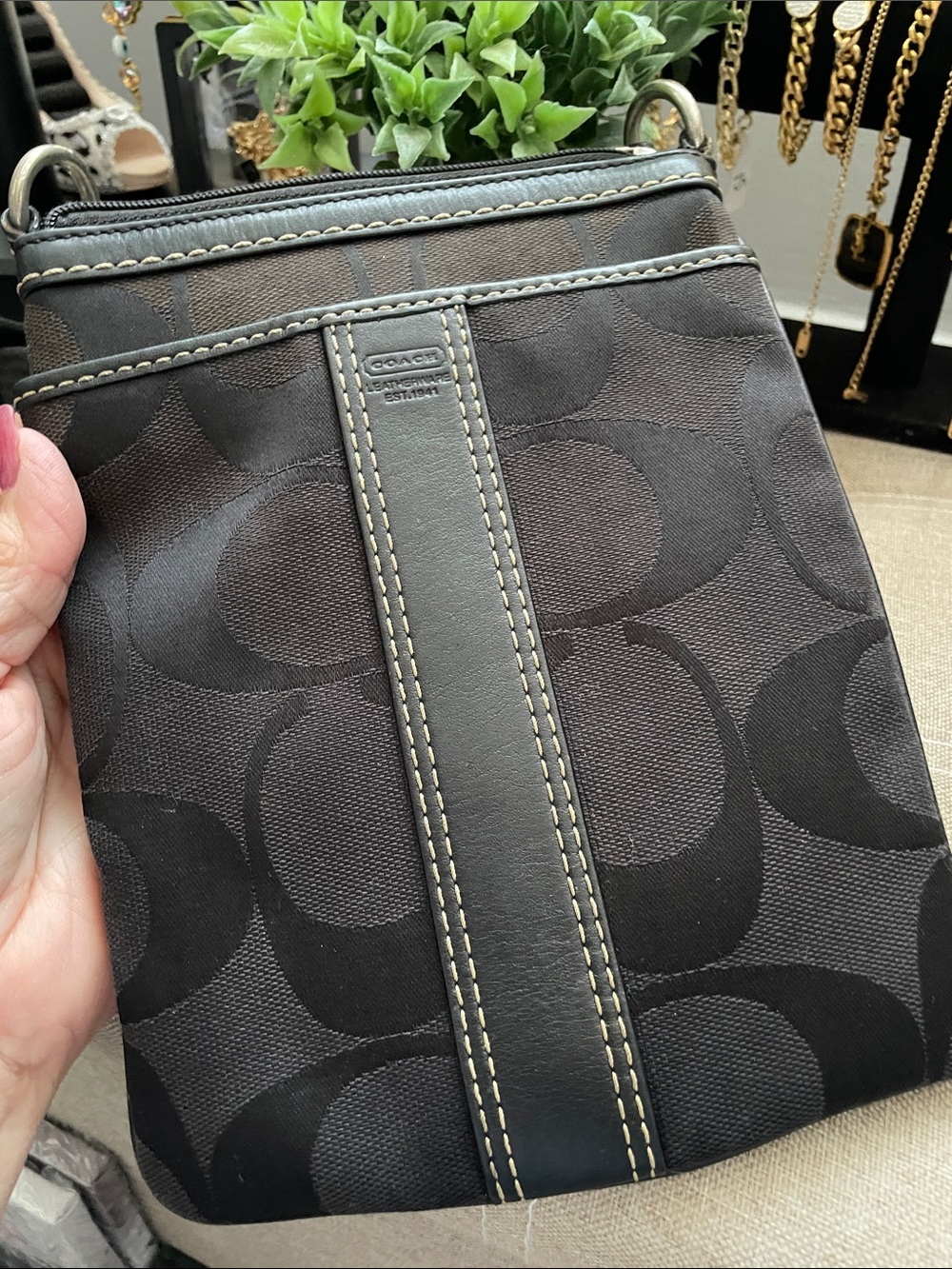 ✨🖤Coach Black Signature Crossbody Sling with Leather Stripe🖤✨Preloved